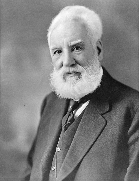 Alexandre Graham Bell regarde la caméra dans ce portrait en noir et blanc.