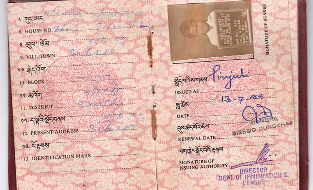 Passeport ouvert à la page de la photo et des détails d’identification.