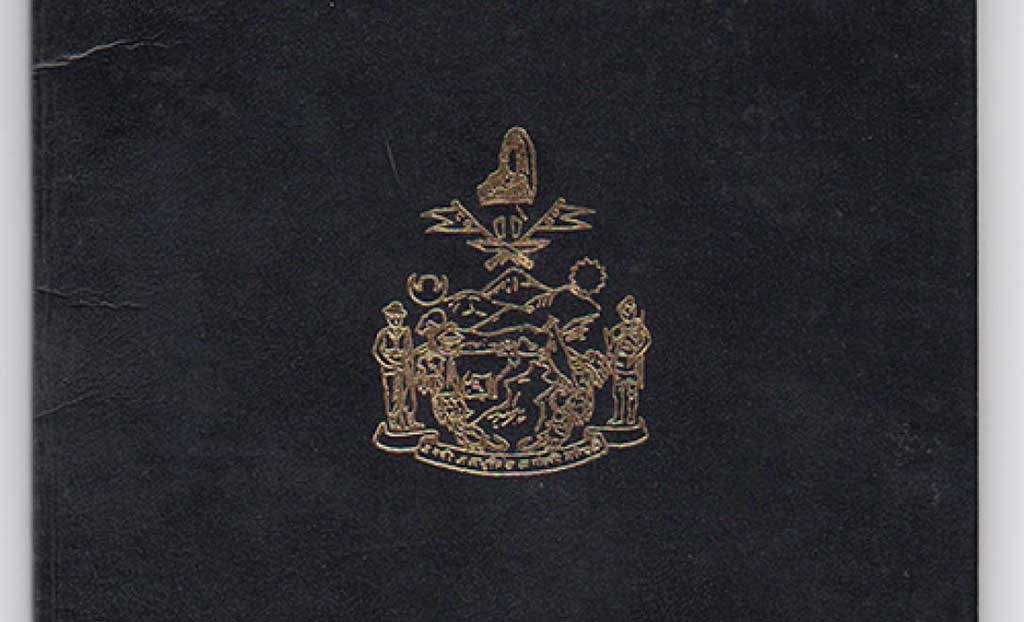 Couverture bleue d’un document d’identification.