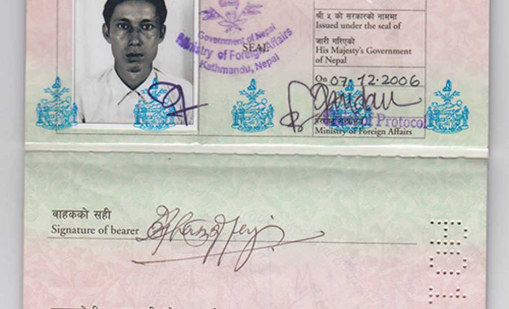 Passeport ouvert à la page de la photo et des détails d’identification.