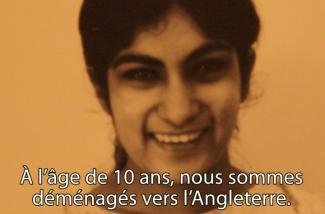 Une jeune femme sourit et regarde la caméra.