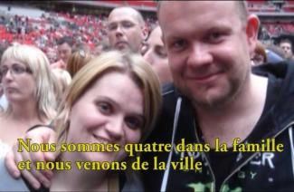 Femme et homme sont debout dans une arène.