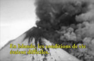 De la fumée noire jaillit d’un volcan.
