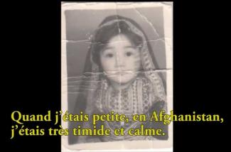 Une vieille photo ridée d’une petite fille en voile.