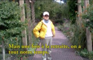 Un homme avec un pull jaune et une casquette blanche se tient sur un chemin de briques.