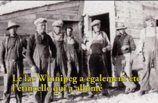 Très vieille image d’hommes portant une salopette et des casquettes, debout à l’extérieur d’un bâtiment.