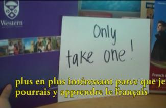 Une grande pancarte devant les brochures dit à Only Take One.