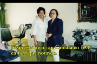 Deux femmes se tiennent dans un salon avec de la moquette verte.