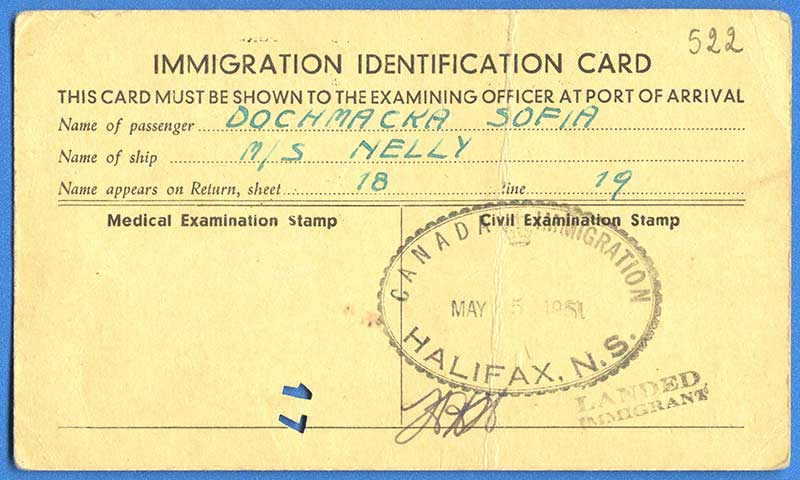 Carte d’identité de l’immigration avec le nom du passager et du navire estampillé.