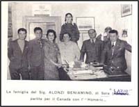 Photo de groupe plus vieille montrant huit membres de la famille.