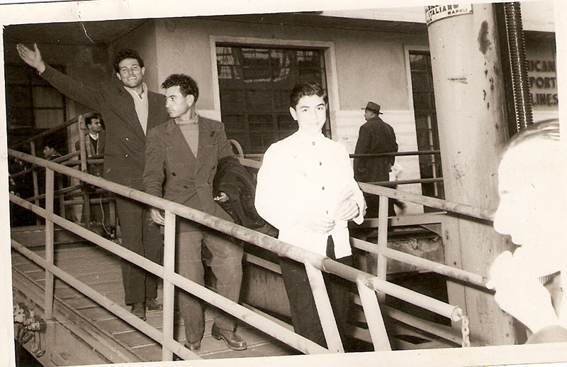 Trois beaux jeunes hommes debout à descendre de leur navire.