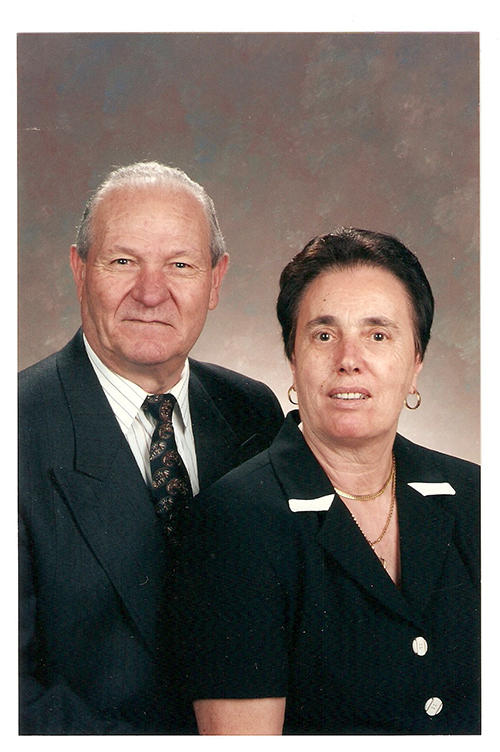 Beau couple assis à côté de l’autre pour une photo.