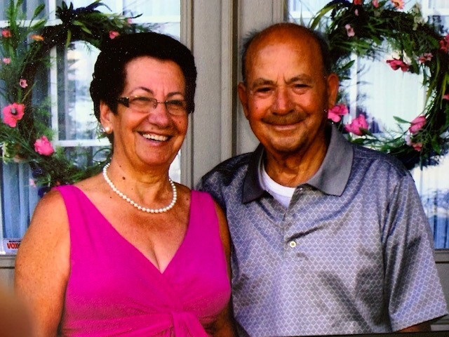 Photo colorée d’un couple heureux et souriant.