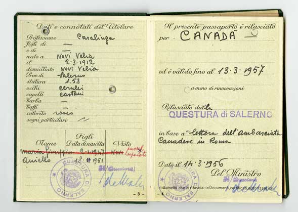Troisième et quatrième page de passeport avec détails et timbres.