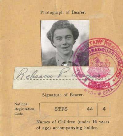 Carte d’identité avec la signature Rebecca Angus et le sceau rouge de militaire.