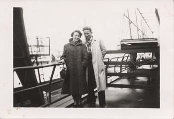 Ben et sa sœur se sont appuyés sur le rail au quai de Rotterdam.