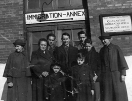 Famille Bekkers au Quai 21 sous un panneau indiquant Immigration Annex.