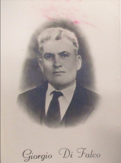 Portrait en noir et blanc d’un homme italien en complet.