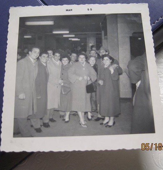 Photographie en noir et blanc d’un groupe d’Italiens en vêtements de cérémonie.