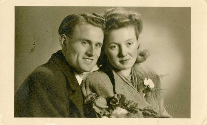 Un homme et une femme regardent sur le côté de la caméra, souriant très largement.