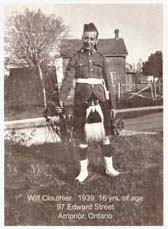 Le jeune Wilfred debout en tenue écossaise traditionnelle.