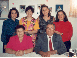 Pompilio et Rosa plus âgés, assis, et quatre jeunes filles debout derrière eux.