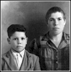 Portrait de famille d’une femme et d’un jeune garçon en costume.
