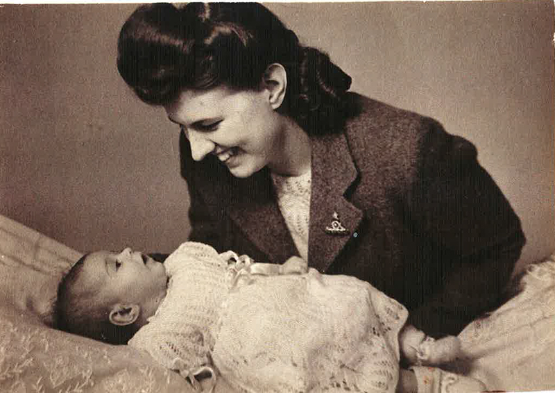 Voici ma mère Edith Wallace née Metcalfe Cette photo a été prise deux mois après son mariage. Voilà pourquoi elle n’a pas de fleurs.