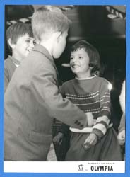 Trois jeunes enfants qui jouent.
