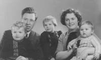 Portrait de famille montrant la jeune Maria avec son mari et ses trois enfants.