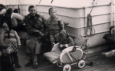 Mère avec petit enfant sur le banc, bébé assis dans le buggy.