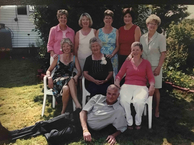 Les membres de la famille s’étalent sur la pelouse de leur maison.