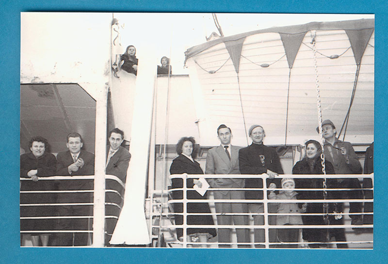Plusieurs personnes sur le pont du navire, Seven Seas.