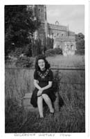 Iris, jeune femme, assise dans un champ.