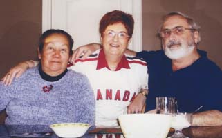 Deux femmes et un homme assis à une table.
