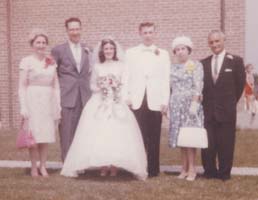 Les mariés avec leurs parents de chaque côté.