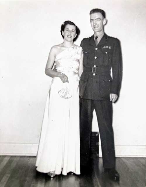 Un jeune homme et une jeune femme posent pour une photo.