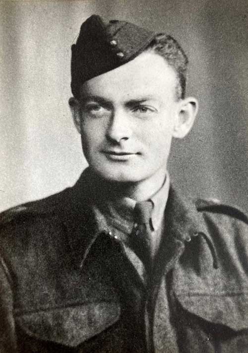 Portrait d’un jeune homme en uniforme militaire.