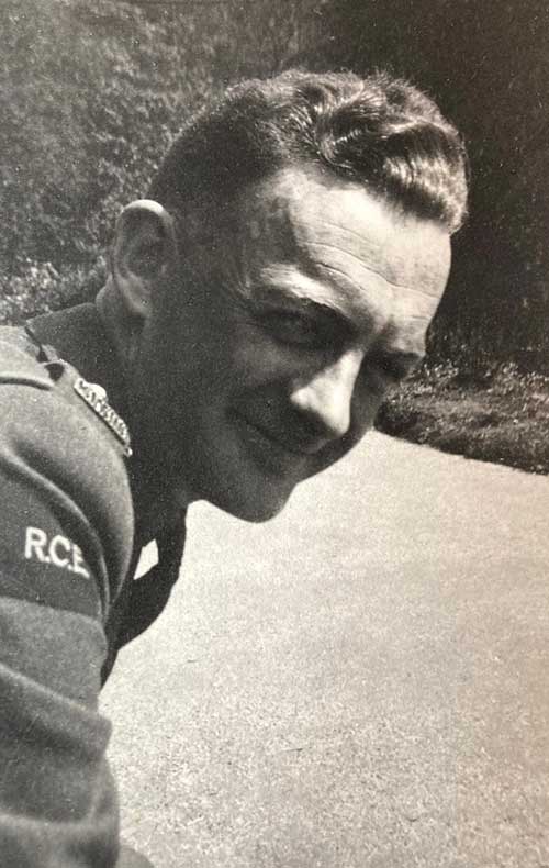 Portrait d’un jeune homme en uniforme militaire.