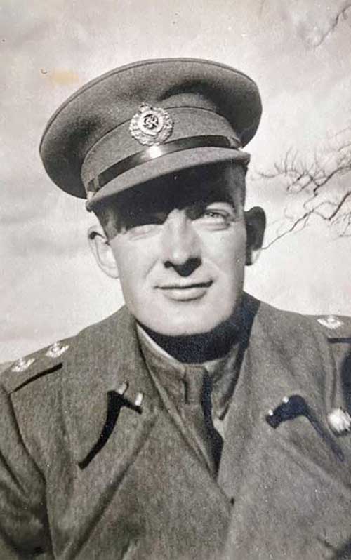 Portrait d’un jeune homme en uniforme militaire.