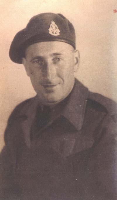 Photographie de George en tenue militaire et béret.