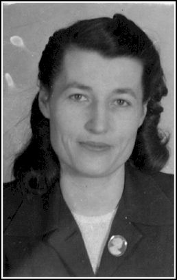 La tête de Marjorie souriante, portant un camée sur le revers de sa veste.