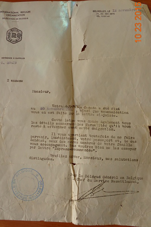 Document déchiré avec un cachet et une signature en bas.