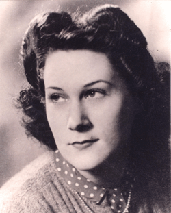 Portrait de la jeune Mary, un col à pois.