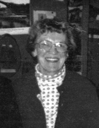 Mary en femme plus âgée, portant des lunettes.