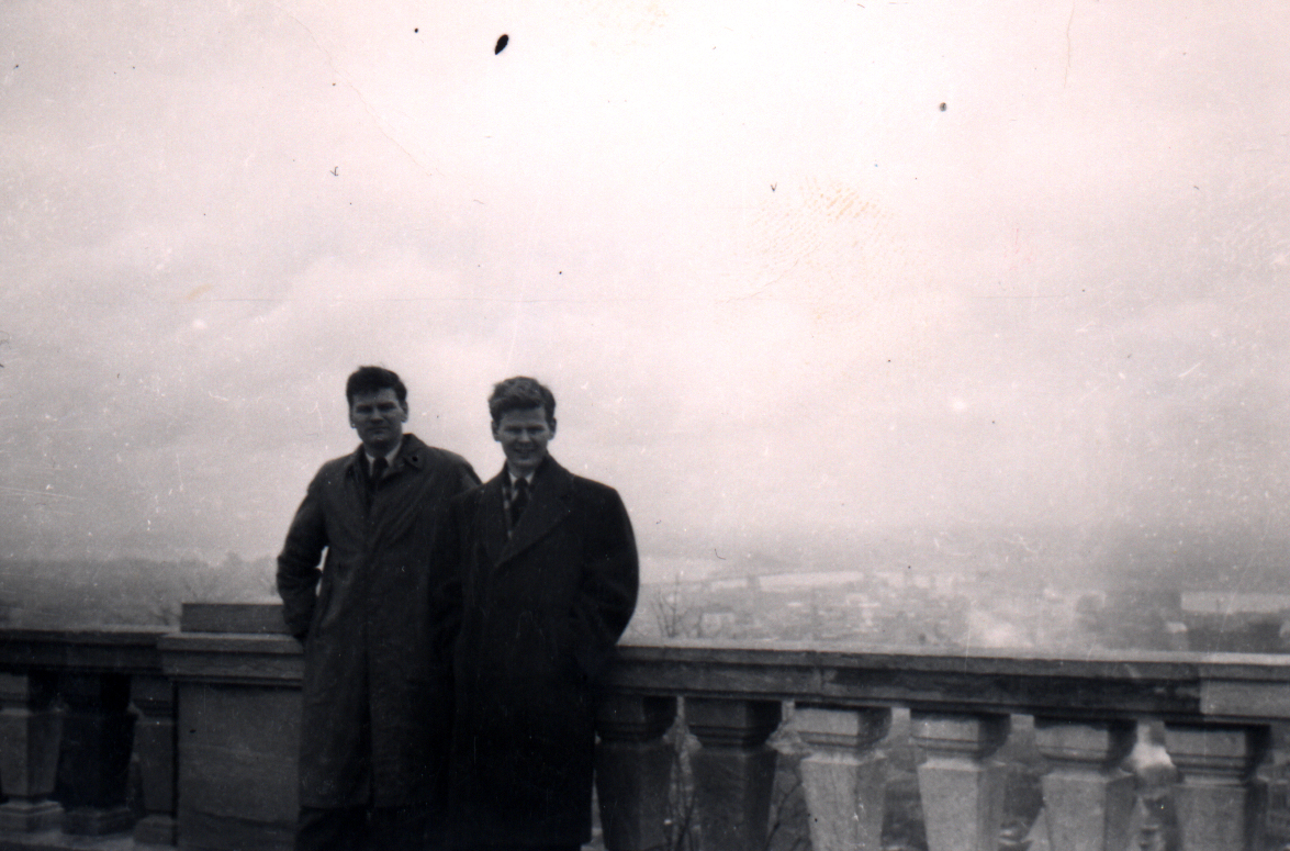 Vieille photo de deux jeunes hommes en costumes sombres