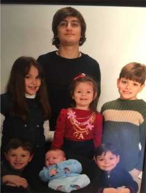 Portrait coloré de sept enfants, s'étendant dans âge d'adolescent à petit bébé