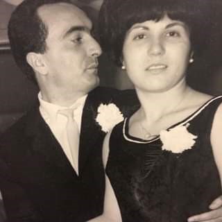 Un homme et une femme élégamment vêtus, vraisemblablement il y a plusieurs décennies.