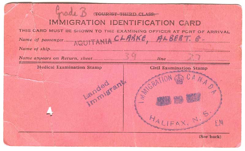 Carte d’identité rose avec deux timbres, nom du navire et du passager.