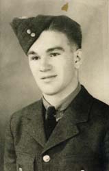 Portrait du jeune Art en uniforme militaire.